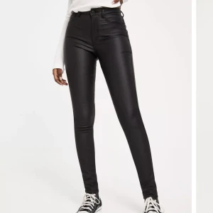 Skinbyxor  - Svarta skinnbyxor som är välanvända. Slitna på några ställen. Säljes på grund av att de sällan kommer till användning. Storlek S/32. Hör av er för mer information🥰