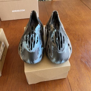 Yeezy foam rnr mx cinder  - Tja, säljer ett par yeezy foam rnr mx cinder  Storlek 43 Aldrig använda  1299kr (steal)  Först till kvarn 
