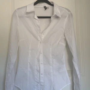  Skjorta - Vit skjorta från hm. Köp sker via köp nu🫶