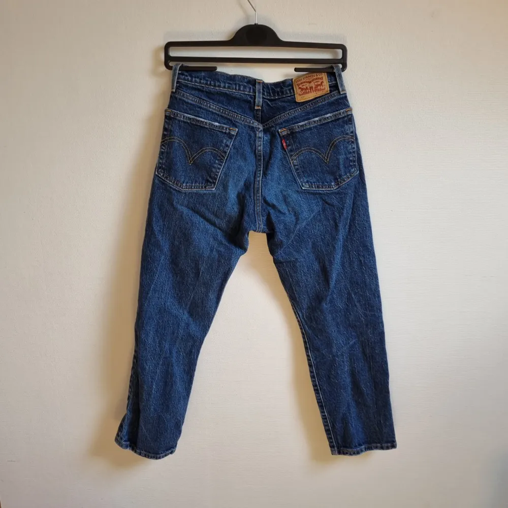 Säljer ett par midwaisted jeans från Levi’s i storlek ”W27 L26” Sparsamt använda, kan postas eller mötas upp😊. Jeans & Byxor.
