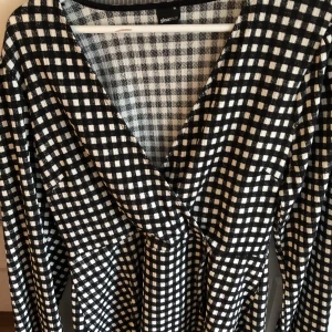 Gina Tricot Blus - Använd en gång bara. Så den är i nyskick.