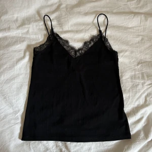 Spetslinne från hm - Jättefint skick, storlek xs! Säljer flera spetslinnen!💖