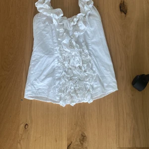 Halterneck vit - En jättefin halterneck från terranova. Den är i utmärkt shick. Storlek S. Den är så fin till sommaren. Den är också Justerbar