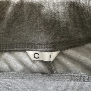 Super sköna mjukisbyxor - Super sköna Lågmidjade mjukisbyxor inga fläckar eller liknande köparen står för frakten 