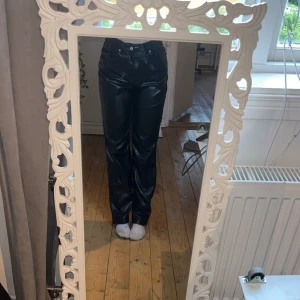 Baggy läderbyxor - 💞Säljer ett par läderbyxor i den mer ”baggy” modellen, jättesköna med ett tyg/filt aktigt material på insidan.  Storlek 34, stora i storleken så skulle nog passa de som har 36 också om man vill att de sitter med tajt💞