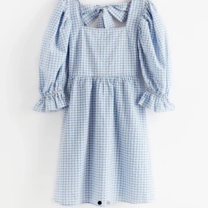 Klänning  - Jättefin Sommarklänning Midsommar Nyskick i storlek S  Använd endast en gång så i fint skick.  Djur finns i hemmet och annonsen ligger ute på fler sidor  Nypris 499kr