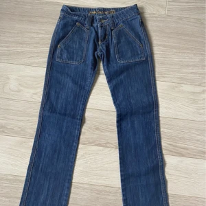 Lågmidjade jeans - Störtsöta raka jeans som jag säljer då de är lite för små för mig 🥲 inga hål eller fläckar. Några av måtten står på sista bilden 🫶