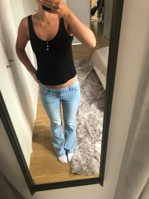 Low waist boot cut jeans - Lågmidjade bootcut jeans från hm i gott skick!