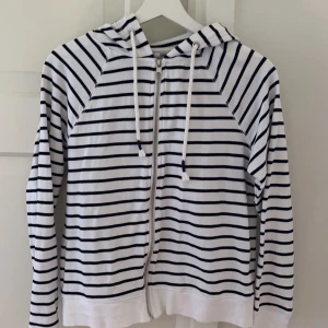 Tröja  - En randig tröja från h&m i super bra skick 