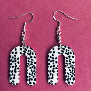 Prickiga örhängen ❤️ - Nickelfria krokar och fri frakt 🤍🖤