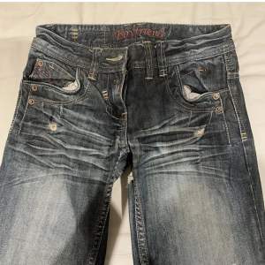 Säljer dessa ascoola bootcut jeans med detaljer som jag köpte av min kompis, därav vet jag inte ursprungspriset, så pris går absolut att diskuteras!! Jeansen har blivit rätt så använda vilket syns på bild 3. Jag är 160 cm och de passar perfekt 💗
