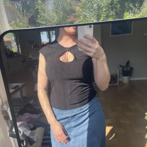 Svart nyckelhål topp - Keyhole topp med dragsko. Vintage