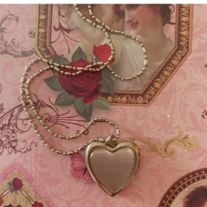 Halsband💗 - Halsband i form av hjärta som går att öppna, och ha en bild/sten eller liknande att bära med! 