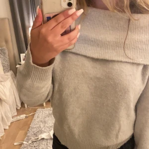 Stickad tröja  - Säljer denna sköna och mysiga tröjan. Haft den i 3 år och säljer då den inte använts på ett tag. Den är i storlek xs men den är stor och passar även som en S och en M💗Kontakta mig gärna om du är intresserad av att köpa🫶
