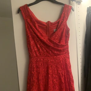 Ny festklänning  - Ej använd, lappen kvar. Köpt för 450 kr.