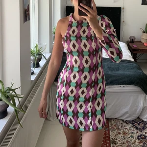 90-tals inspirerad klänning - Säljer min otroliga 90-tals inspirerade klänning från Zara. Sitter såå snyggt på men jag har dessvärre aldrig fått tillfälle att använda den & därav säljs den… Storlek XS men passar mig som normalt är en S.  Köparen står för frakten! Kram :-)