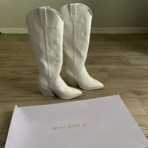 Cowboy boots - Jättefina cowboy boots från madden girl (Steve madden). Aldrig använda endast testade! Köpt på Zalando för 1495kr🤍