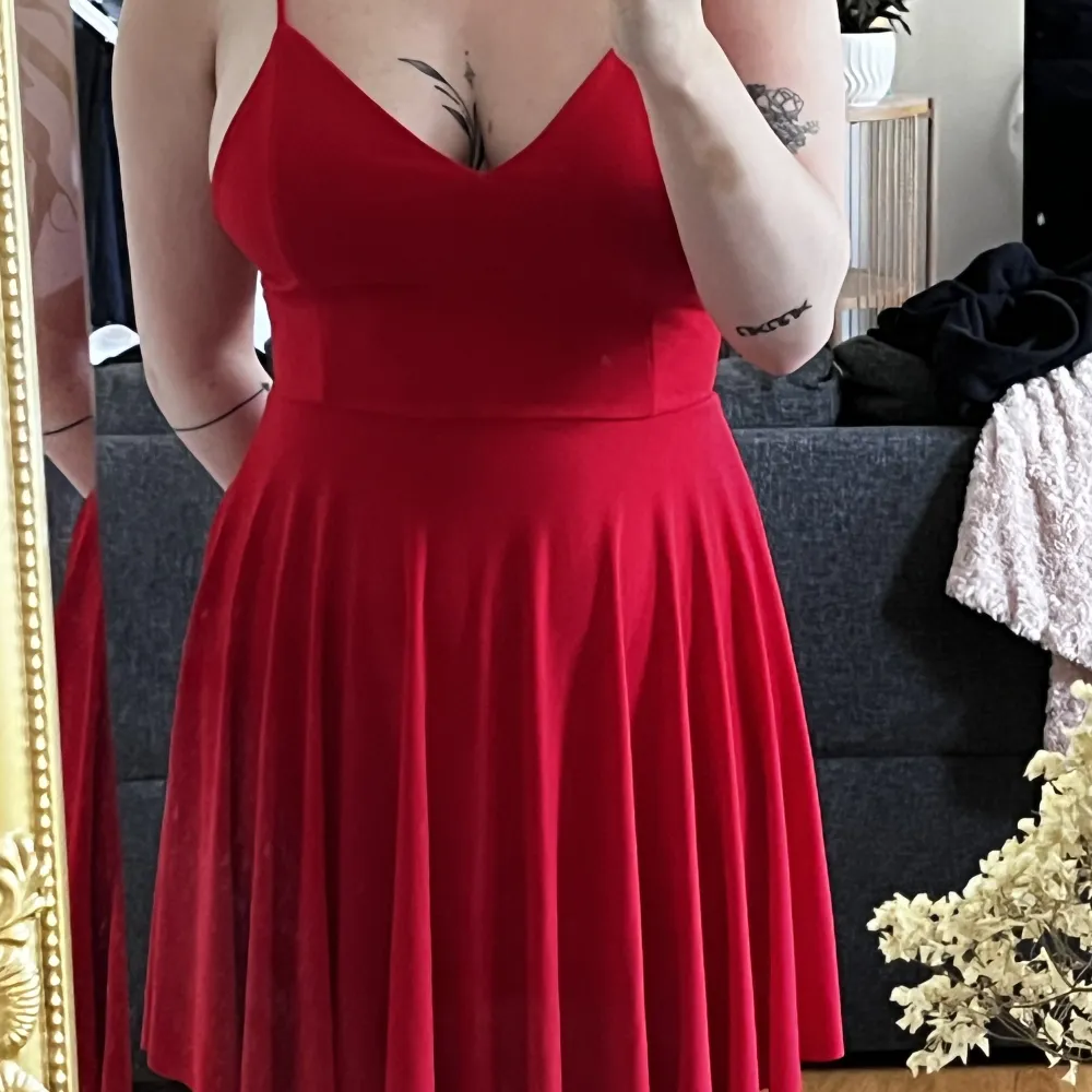 Super fin röd kort klänning som är knappt använd . Klänningar.