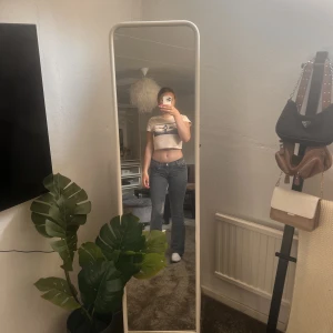 Lågmidjade Jeans  - Hej! Säljer dessa superfina lågmidjade jeansen från Gina Tricot.💘 Säljs pga att jag inte trivs i färgen! Storlek 36 💘 Aldrig använda endast testade, alltså är skicket som nytt. 💘 Nypris: 500kr Mitt pris: 350kr + ev frakt 