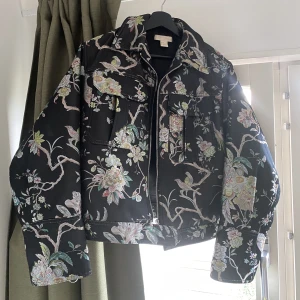 Vårjacka Box fit - Skitsnygg vårjacka från H&M som inte används pga fel storlek Inga anmärkningar förutom liten lös tråd på baksidan (se bild)