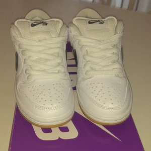 Nike Sb dunk  - Helt nya säljer för att de är ovalanligt svårt att få tag och de var försmå när jag köpte dem. 