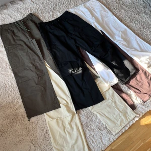 Parachute pants - Säljer dessa byxor för 300kr st då jag inte riktigt tycker att det är min stil längre men det är inget fel på nån av byxorna då dem knappt är använda, de passar från XL till M. bara att skriva om man har frågor osv!! 
