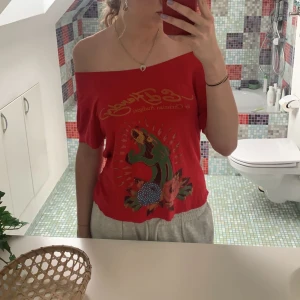 Vintage ed hardy tröja  - Vintage ed hardy som man kan ha off shoulder eller löst hängande över axlar. Lite rhinestones av inga andra defekter 