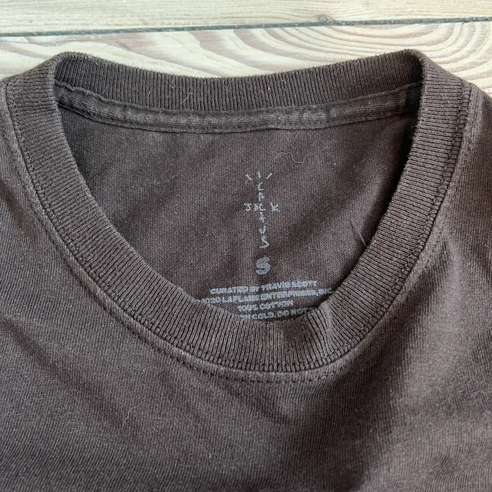 Catus jack x McDonalds t-shirt i brun. Cond 9/10 inga märken eller fläckar. Last sale på stockx 100$. T-shirts.