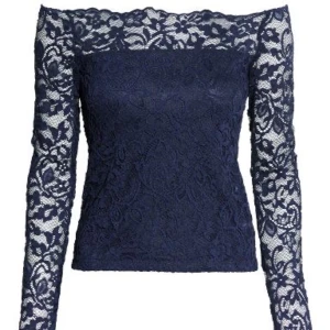 Spets topp - HÖGSTA BUD: 300kr    Kan säljas för direktpris! Jättefin spets topp i storlek S från hm som inte kommer till användning. Använd sparsamt.  Hör av er vid intresse, mer bilder finns!! 🫶🏻 Om flera intresserade startas budgivning 💓