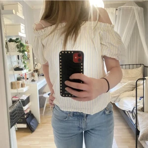 Blus  - Säljer denna super fina off shoulder blus som inte kommer till användning längre