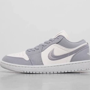 Air jordan low 1  - "light steel grey" storlek 40.5 oanvända med kvarsittande lapp med tillhörande ny kartong. Skorna passade tyvärr inte mig då dom var för stora. Ovanliga skor!!