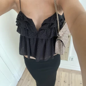 Volang topp zara  - Hej säljer nu min snygga volang topp från zara i ett bra skick. Super snygg nu i sommar med en kjol eller jeans! 