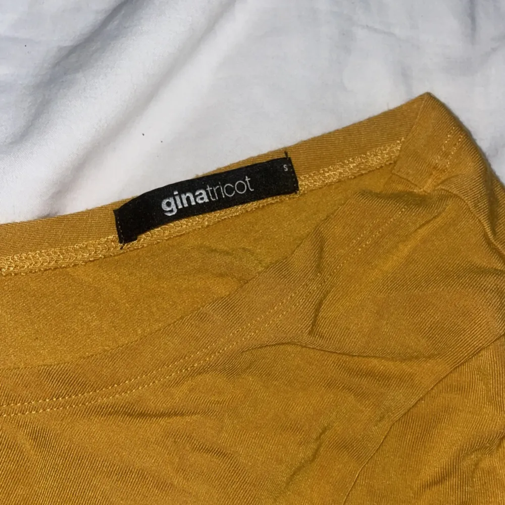 Senapsgul/orange långärmad tröja från Gina tricot i storlek S. Använd 1 gång, tuvärr inte kommit till användning. Den är väldigt urringad fram och bak, tunt material bra till sommaren. Köparen står för frakten💖. Toppar.