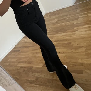 Bootcut Jeans  - Svarta bootcut från Gina, inköpa för några år sedan men väldigt sparsamt använda.