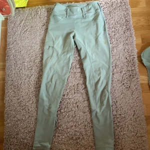 Md ridbyxor - Gråa Maya delorez performance säljes! Säljer då de är för stora för mig. Köpt för orginalpris-1300kr Säljes för 250 pågrund av två små hål vid varje ben som enkelt går att laga. Något slitet grip vid ena benet men annars i god kvalitet