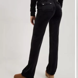 Juicy couture byxor  - Hej! Säljer mina Juicy couture byxor!  Nypris: 1200kr  Jag säljer för 200kr pga ett lite håll mellan benan men annars jättefint skick! 