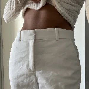 Vita kostym byxor från HM - Jag säljer mina nya vita kostymbyxor från HM. Dessa skit snygga byxor är tyvärr för stora för mig i midjan jag är en xs och byxorna är i storlek 36 eur✨✨