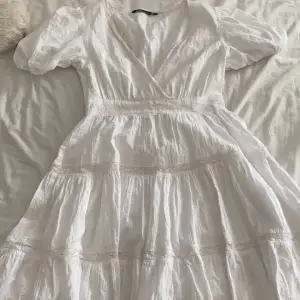 Säljer denna så gulliga klänning från zara då den är för liten för mig, endast testad och finns inte att köpa längre! Perfekt längd och så fin nu till sommaren!☀️💗