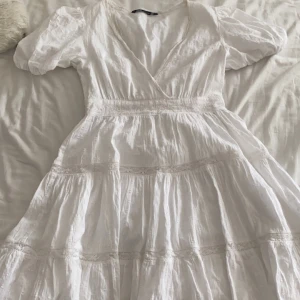 Ny zara klänning🤍🤍 - Säljer denna så gulliga klänning från zara då den är för liten för mig, endast testad och finns inte att köpa längre! Perfekt längd och så fin nu till sommaren!☀️💗