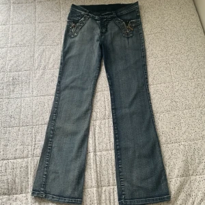 Lågmidjade bootcut jeans med detaljer - Ny och ej använd, fina detaljer på bakfickickorna och framfickorna