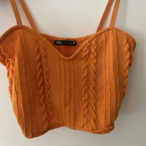 Orange linne - Ett sött orange linne från zara. Har kommit till användning få gånger.  40kr + 29kr frakt❤️