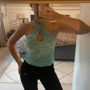 Topp från GinaTricot  - Grön härlig topp/linne från Gina Tricot som endast är använd 1 gång. 
