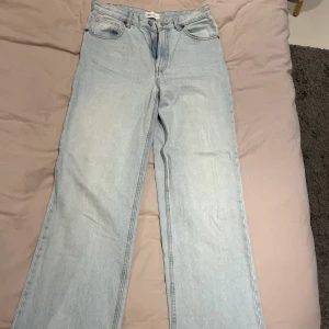 Jeans  - Säljer dessa snygga zara jeans. Högmidjade och långa! Med slitningar nedtill. Skriv vid frågor eller intresse🙌🏼
