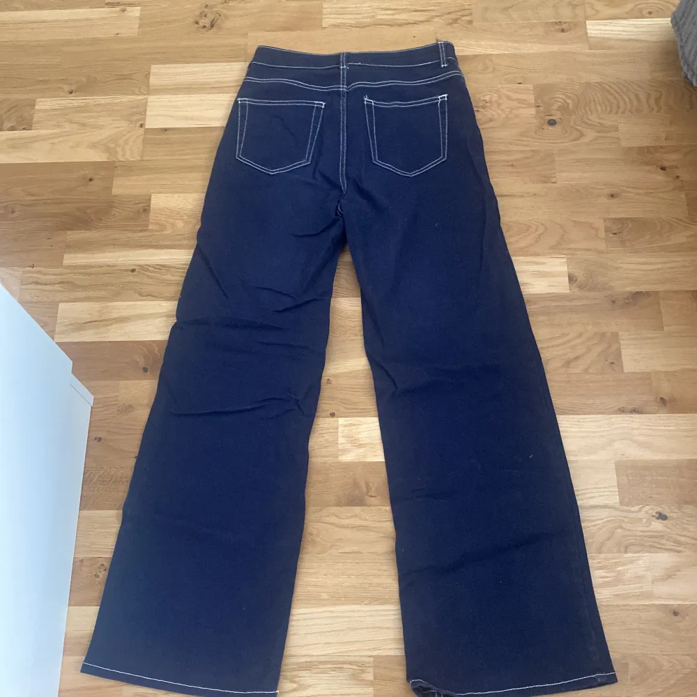 Helt nya byxor, högmidja, ganska långa. Säljer dem för att det är inte min stil.  . Jeans & Byxor.