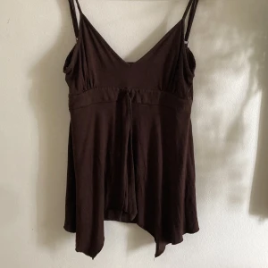 Topp - Linne i lite mörkare brun. Trådarna är endast till för detaljer och inte till för att justera med!! PRIS KAN DISKUTERAS 🦃