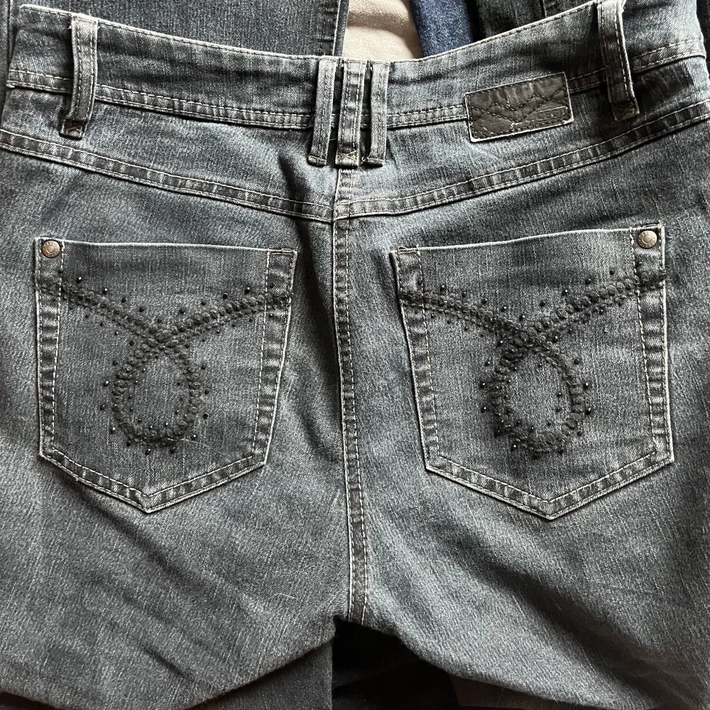 Svarta jeans köpta second hand men inga defekter! Jättefin design där bak 💗jag har sprättat upp dom längst ner, så dom är lite längre!. Jeans & Byxor.