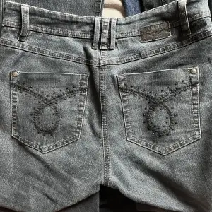 Svarta jeans köpta second hand men inga defekter! Jättefin design där bak 💗jag har sprättat upp dom längst ner, så dom är lite längre!