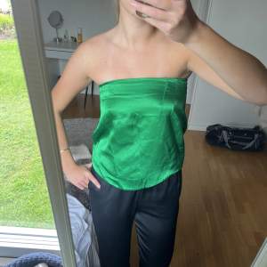 Grön kjol från Zara 💘 använt skick men inget man tänker på  Går att använda som både topp och kjol 💘