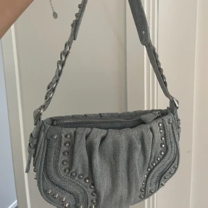 Zara väska!!  - Funderar på att sälja en av mina favvo väskor då den inte använts på ett tag! Väskan är ifrån zara och är då nästintill oanvänd!! Säljer den vid bra bud då jag fortfarande är rätt osäker på om jag faktiskt vill sälja den! 