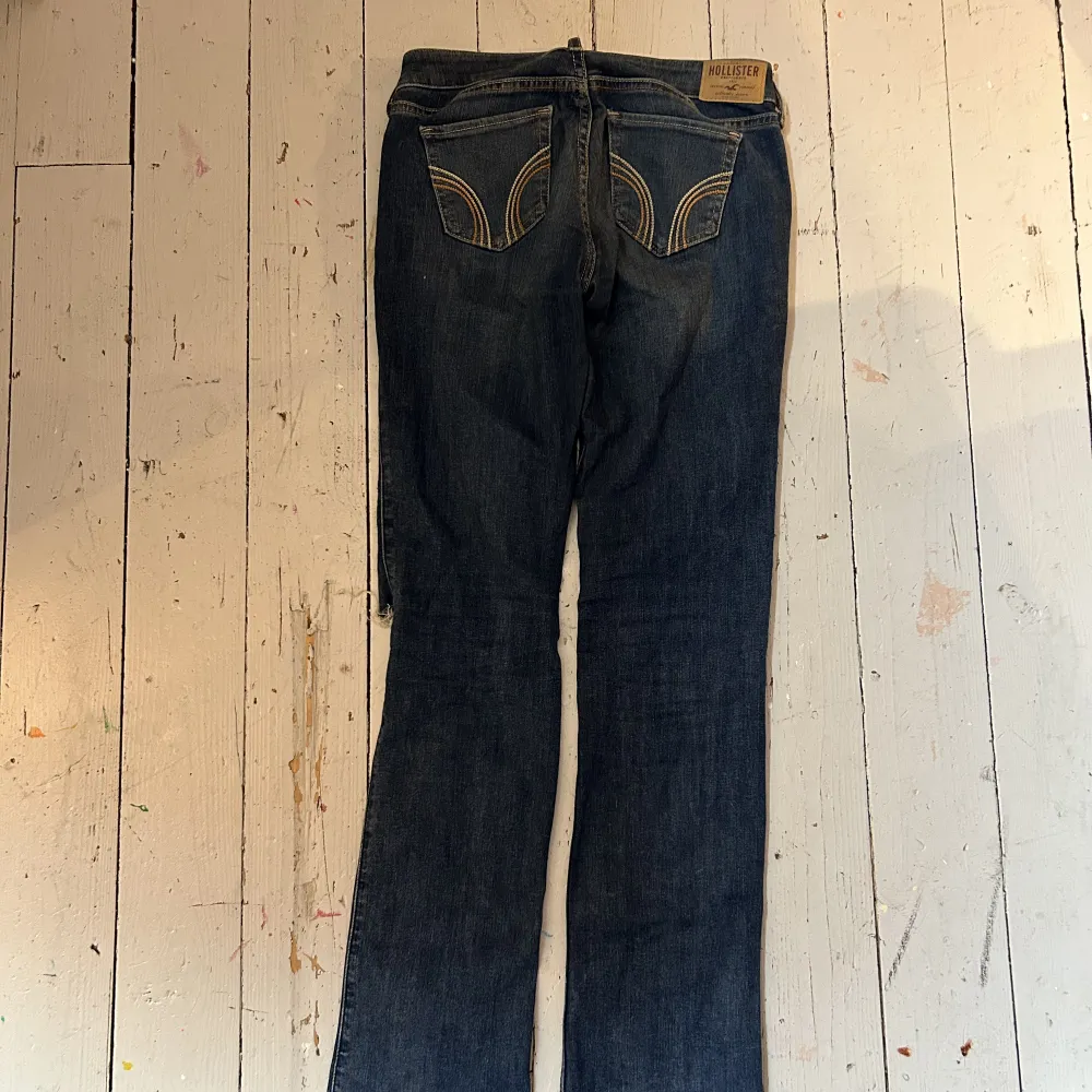 Säljer dessa lågmidjade raka jeans med hål på ena knäet, dom är slitna längst ner därav priset💗 Midjemåttet är 76cm . Jeans & Byxor.